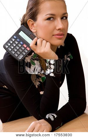 Bela jovem segurando uma calculadora