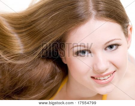 Modelo atractivo joven con el pelo largo perfecto