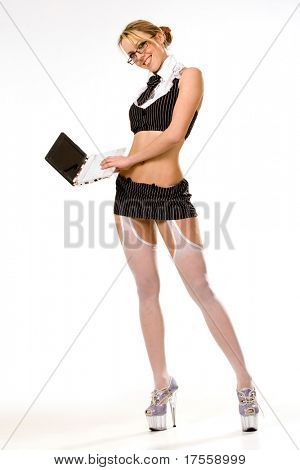 Sexet pige iført meget kort nederdel foregiver at arbejde på laptop