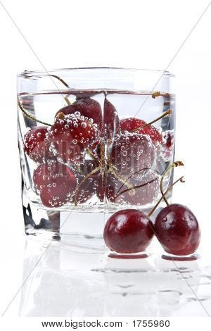 Sweet Cherry und Mineralwasser