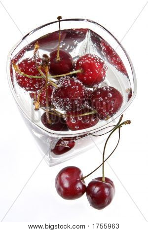Sweet Cherry und Mineralwasser