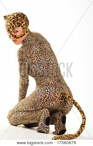 Leopardess 라텍스 복장에서 뜨거운 아름 다운 모델