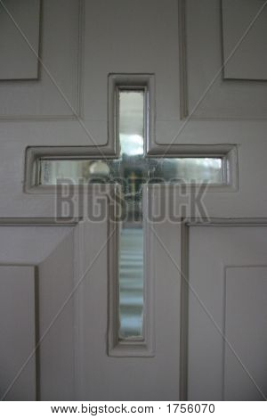 Cruz en la puerta de la iglesia
