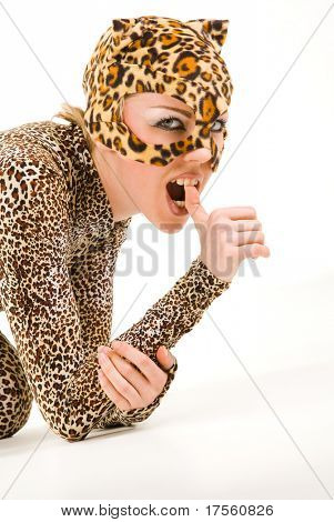 엄지손가락을 빠는 라텍스 leopardess 상에 뜨거운 아름 다운 모델