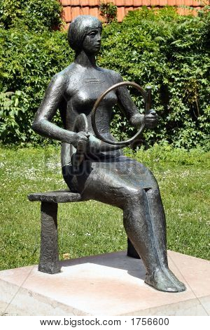 Sitzende Frau