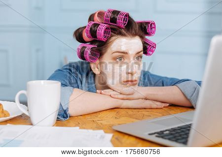 What a cliffhanger. Charismatic focused comic lady spending weekend morning at home watching movies and taking care of herself
