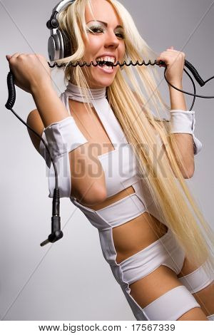 Glada blond modell bita hörlurar kabel