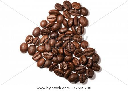 เมล็ดกาแฟที่ต่าง ๆ ในรูปร่างของหัวใจกับ backround สีขาว