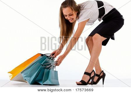 Bella donna elegante tirando shopping bags