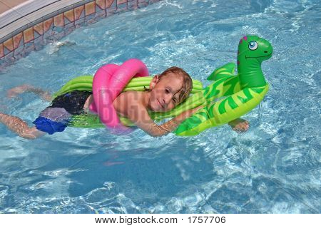 Мальчик расслабляющий бассейн
