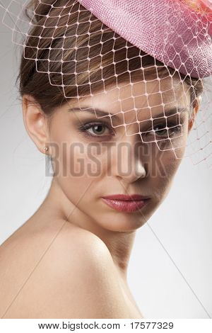 Porträt der hübsche junge Frau in Rosa Hut mit Voile. Vintage-Make-up