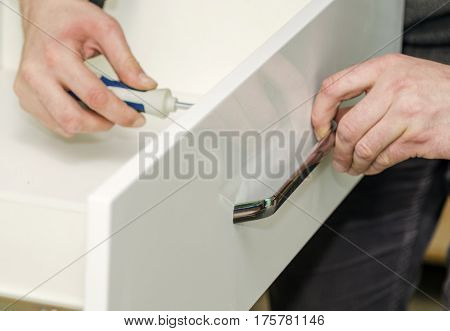 Bonding and assembly of furniture on the wooden pins