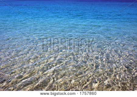 Mar azul en la playa