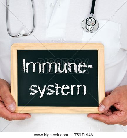 Immunesystem - Doctor holding chalkboard with text