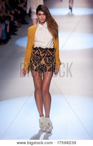 MELBOURNE - 19. März: Ein Modell zeigt Designs von September & Eve in der 2011 L'Oreal Melbourne Fashio