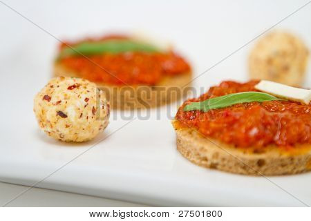 Fingerfood Vorspeisen vor einem weißen Hintergrund. auf der Suche wirklich lecker.