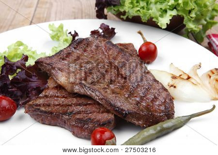肉料理： 2 つの緑のレタスのサラダ、ロースト オニオン、レッド ・ ホット ・ チリ ・ ペッパーズ、ステーキのグリル
