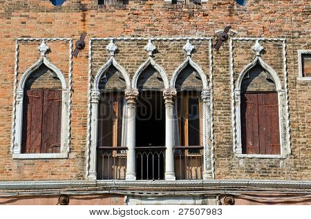 Antica facciata di un edificio vecchio, Venezia, Italia