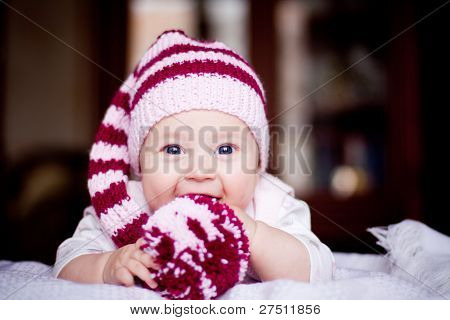 เด็กน่ารักในหมวกกับ Pompom