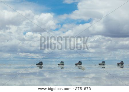Jeep nel lago salato Salar De Uyuni, Bolivia