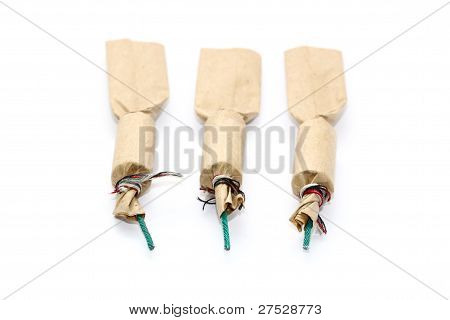 Tres petardos en blanco