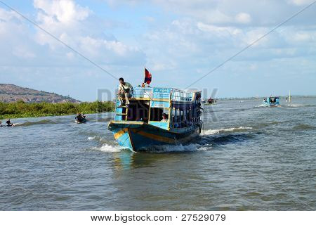 Viajar en el lago Tonle Sap, República jemer