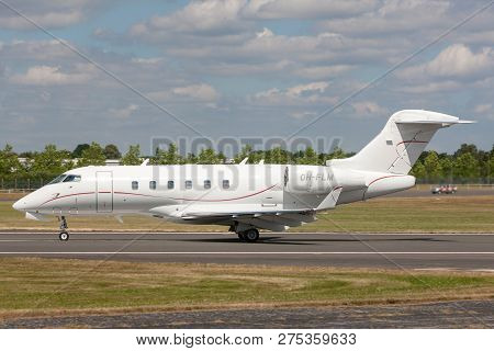 Farnborough, Uk - July 17, 2014: Bombardier Challenger 300 (bd-100-1a10) Corporate Jet Aircraft Oh-f