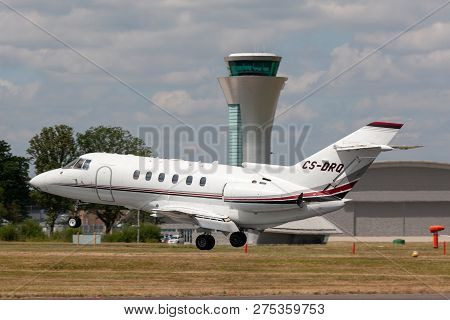Farnborough, Uk - July 17, 2014: Netjets Raytheon Hawker 800xp Private Jet Cs-drq.