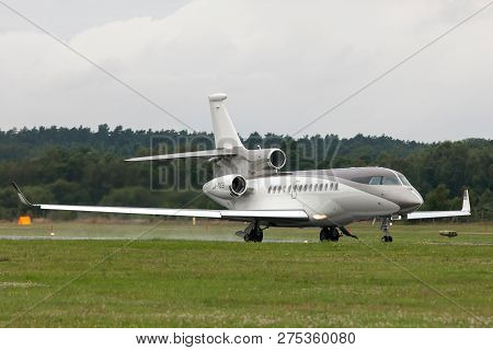 Farnborough, Uk - July 19, 2014: Dassault Falcon 7x Luxury Corporate Jet Aircraft Lx-mes.