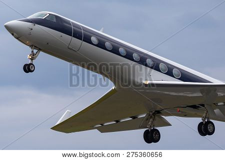 Farnborough, Uk - July 19, 2014: Netjets Gulfstream Aerospace G550 Cs-dkk.