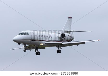 Farnborough, Uk - July 20, 2014: Netjets Dassault Falcon 2000ex Business Jet Aircraft Cs-dlc.
