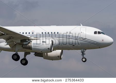 Farnborough, Uk - July 18, 2014: Airbus A319-115 (airbus Corporate Jet / Airbus Acj) G-noah.