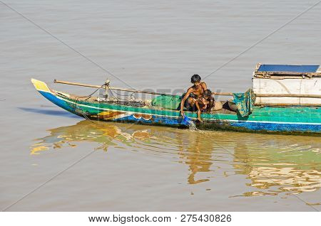 Phnom Penh, Cambodia - April 9, 2018: Typical Long-tail Cambodian Mekong Boat With A Canopy And A Fa