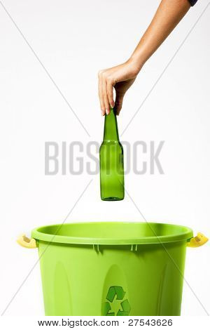 Ženská ruka uvedení skleněná láhev do recyklační koše