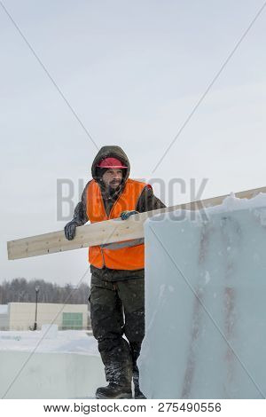 Slinger In An Orange Helmet On Unloading