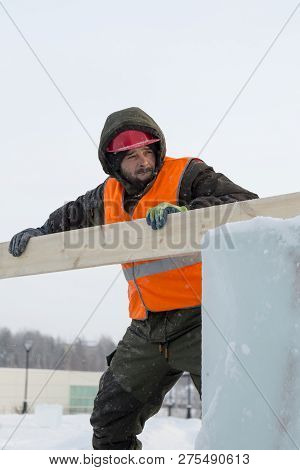 Slinger In An Orange Helmet On Unloading