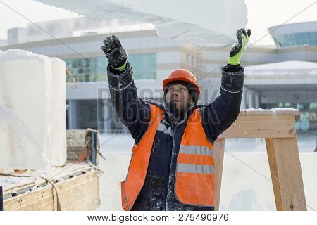 Slinger In An Orange Helmet On Unloading
