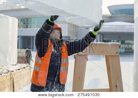 Slinger In An Orange Helmet On Unloading