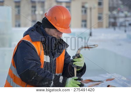Slinger In An Orange Helmet On Unloading