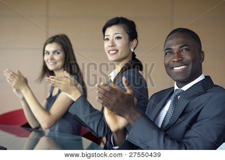 Aplaudiendo mientras que en una reunión de equipo de negocios