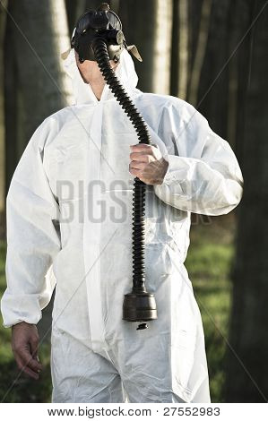 Homem com máscara de gás na floresta