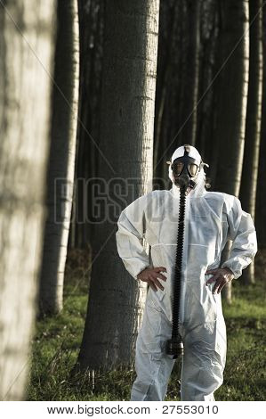 Homem com máscara de gás na floresta