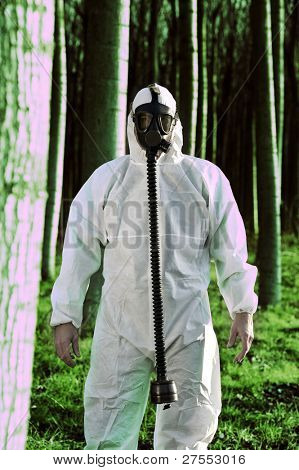 Homem com máscara de gás na floresta