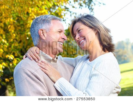 Felice coppia senior in amore nel parco.