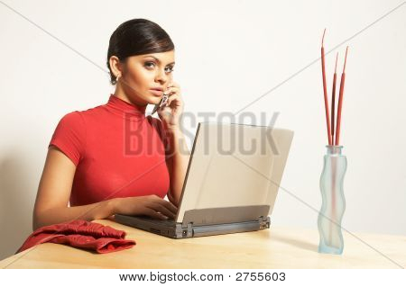 Donna d'affari con computer portatile e telefono