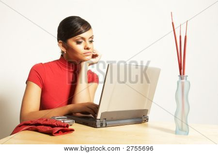Donna d'affari con computer portatile e telefono