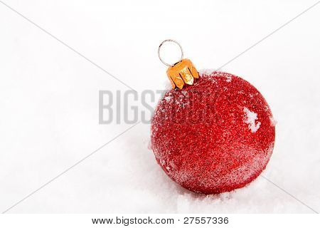 Bolas vermelhas de Natal com neve