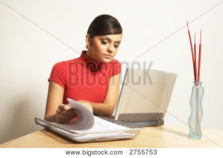 Donna d'affari con computer portatile e telefono