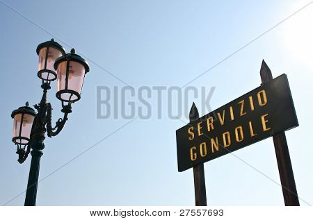 Różowy latarnia i infotmation znak na placu San Marco, Wenecja, Włochy