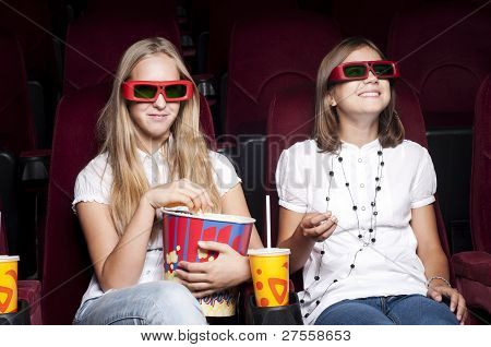 zwei schÃ¶ne MÃ¤dchen einen Film im Kino